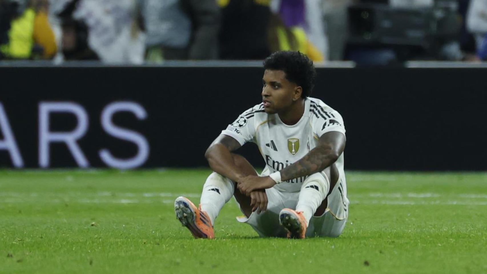 Rodrygo, sentado en el césped tras el partido contra el Manchester City