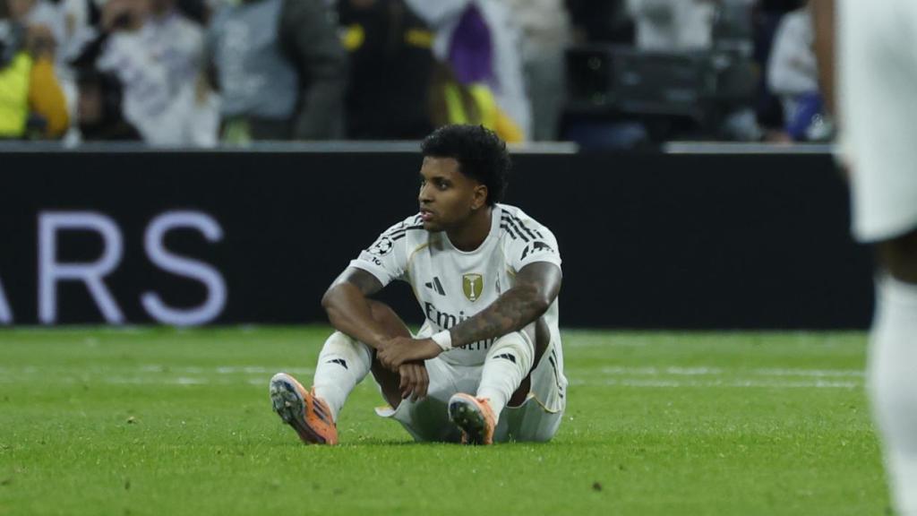 Rodrygo, sentado en el césped tras el partido contra el Manchester City