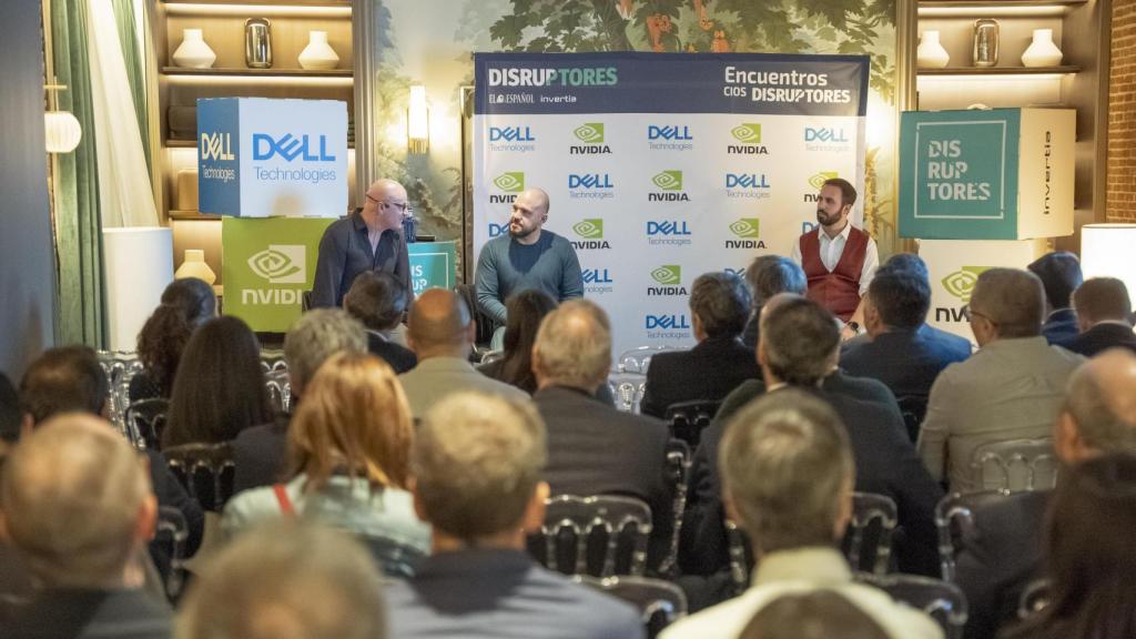Marc O'Regan y Óscar Rivas (Dell Technologies) junto a Alberto Iglesias (DISRUPTORES).