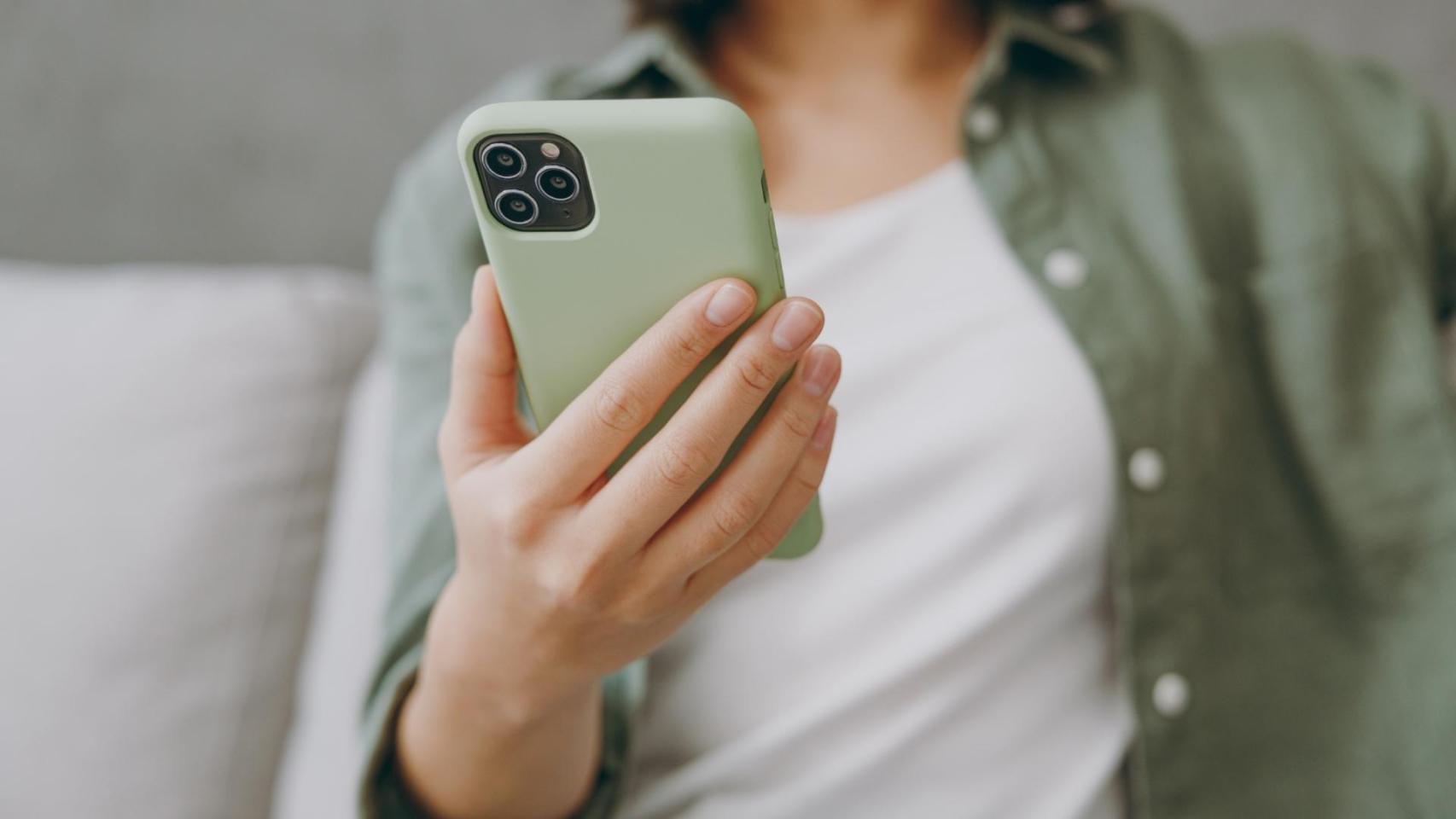 Una mujer consulta las redes sociales en su teléfono móvil