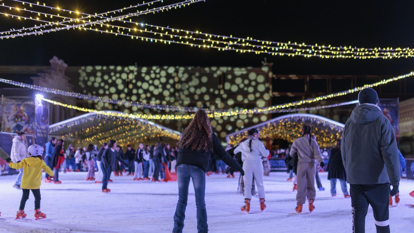 Pista de hielo madrileña de noche.