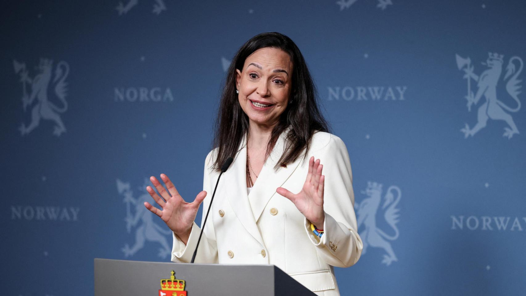María Corina Machado durante su rueda de prensa con el primer ministro noruego.