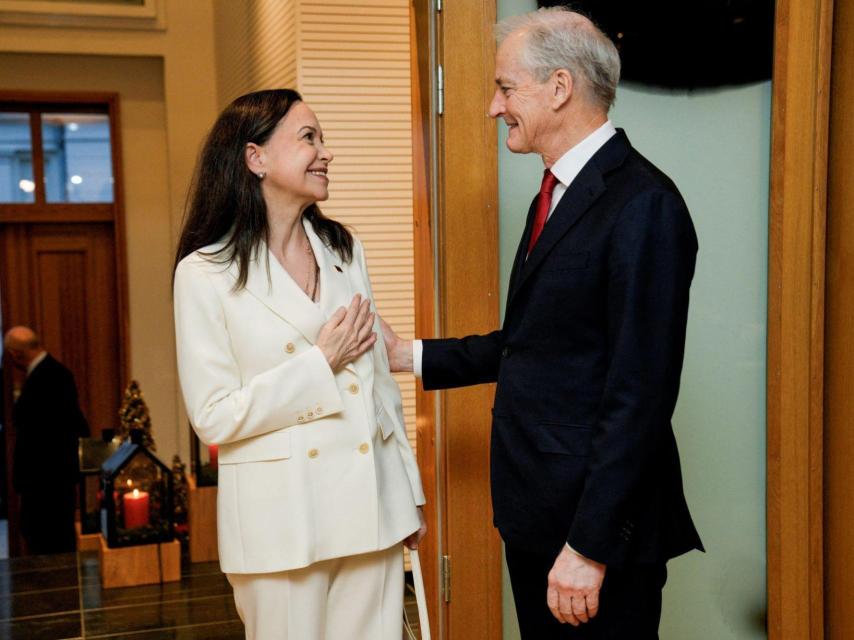 María Corina Machado saluda al primer ministro noruego Jonas Gahr Støre.
