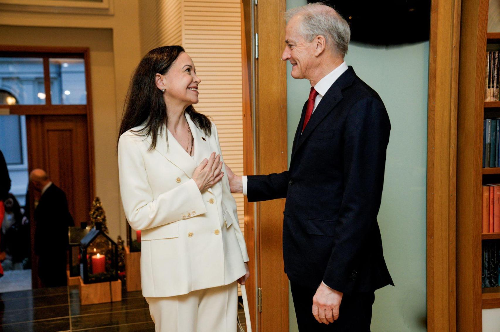 María Corina Machado saluda al primer ministro noruego Jonas Gahr Støre.