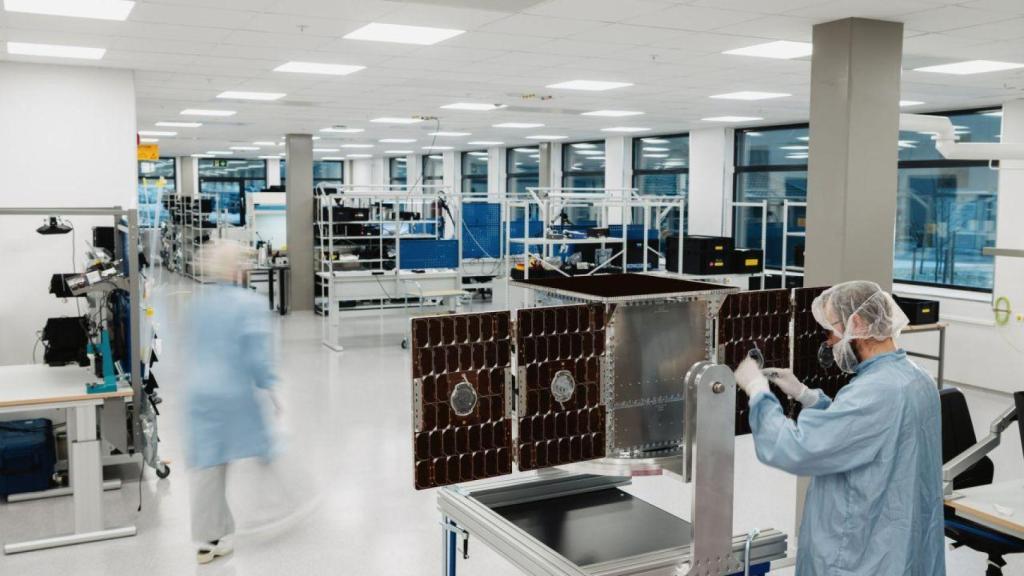 Sala blanca para montaje e integración de satélites