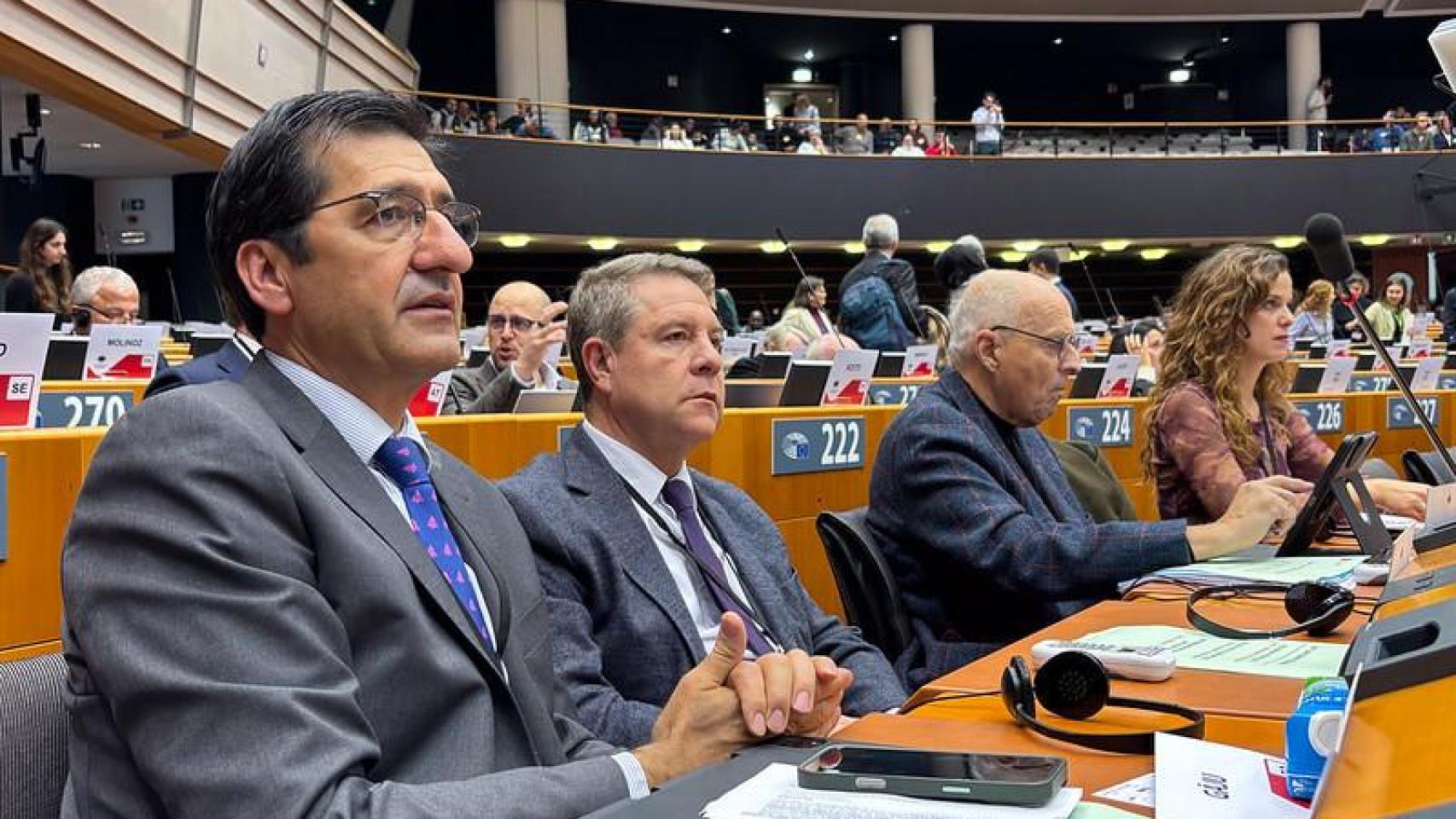 José Manuel Caballero, vicepresidente segundo de Castilla-La Mancha y Emiliano García-Page, presidente, durante la 169º sesión plenaria del Comité Europeo de las Regiones.