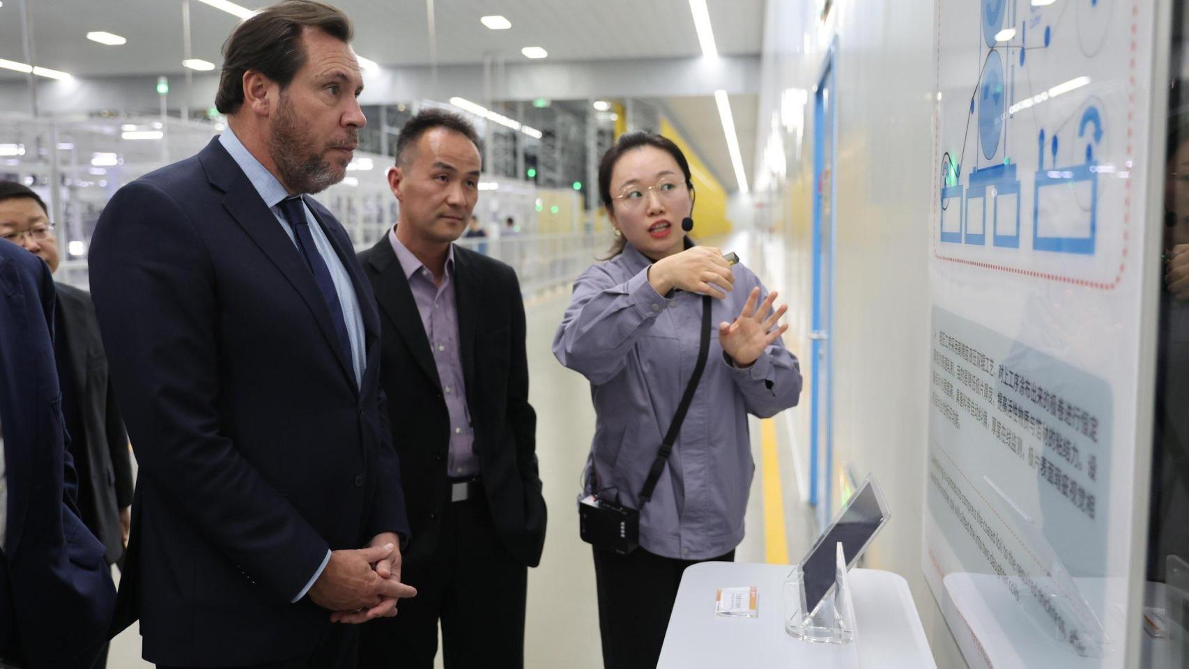 El ministro de Transportes y Movilidad Sostenible, Óscar Puente, durante su visita a la empresa china Gotion