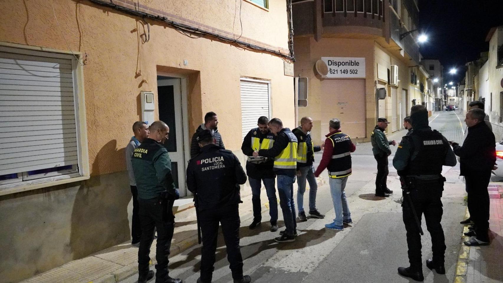Operativo de seguridad realizando la inspección de viviendas en Santomera
