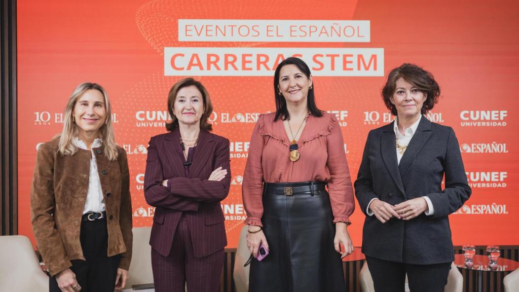 De izquierda a derecha: Sonia Marzo, directora de Capacitación en Inteligencia Artificial de Microsoft; Victoria López, directora de la Escuela Politécnica Superior de Cunef; Elena Gil Lizasoain, vocal en IndesIA y directora de la Unidad de Negocio de Inteligencia Artificial y Datos en Telefónica Tech, y Beatriz García-Quismondo, Directora de políticas digitales, talento digital y conectividad de Ametic.