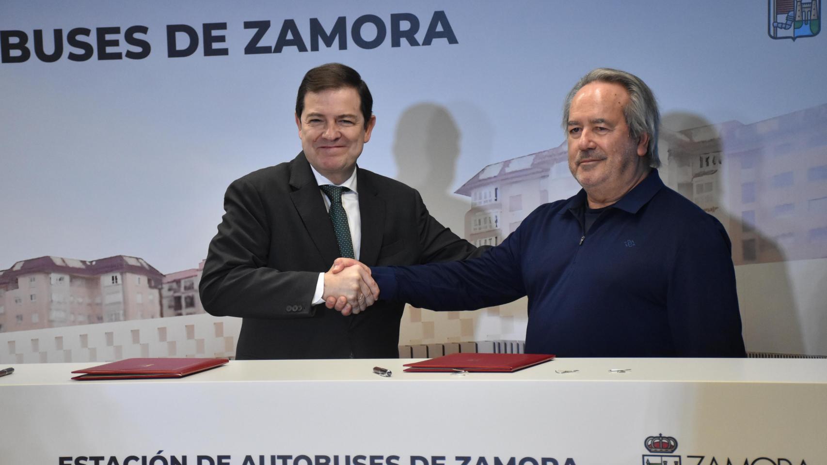 El presidente de la Junta, Alfonso Fernández Mañueco; y el alcalde de Zamora, Francisco Guarido, firman el acuerdo