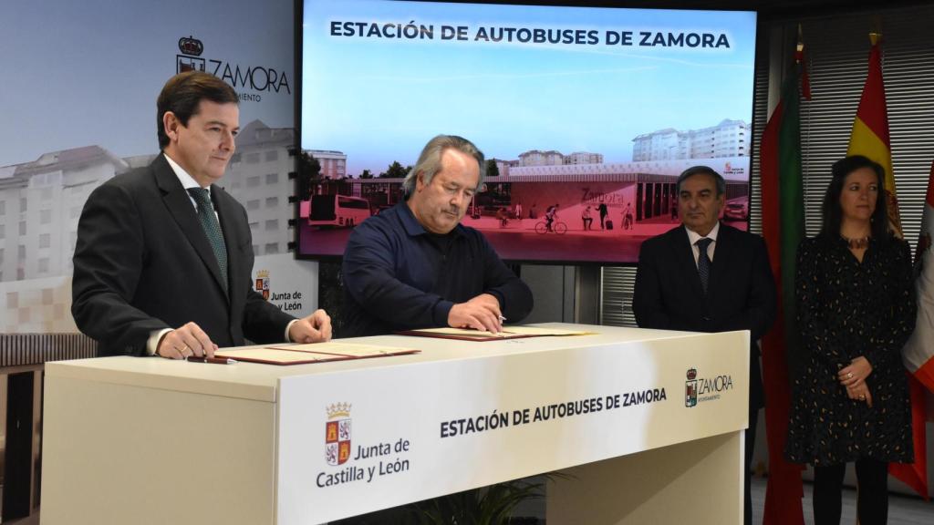 El presidente de la Junta, Alfonso Fernández Mañueco; y el alcalde de Zamora, Francisco Guarido, firman el acuerdo