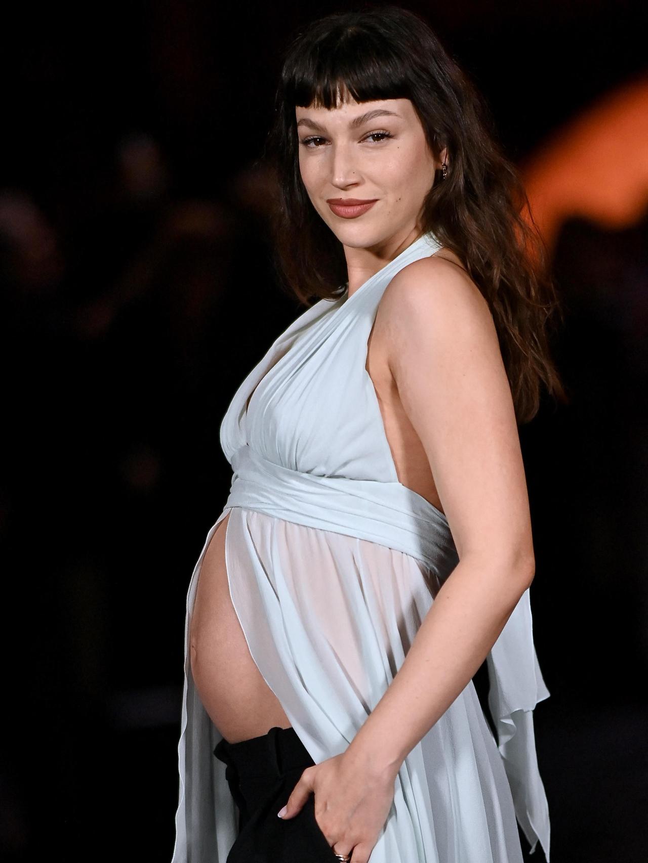 Úsula Corberó mostrando su barriga de embarazada.