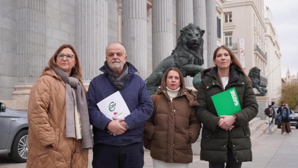 De izq a derecha, Lucía García (CCOO), Fernando Hontangas (CSIF) Begoña Ballell (UGT) y Laura Villaseñor (Satse) en la presentación de la carta.