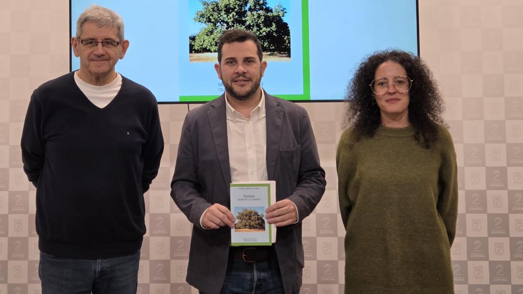 El diputado de Educación, Cultura y Turismo, Víctor López de la Parte, y la gerente de la Editorial Semuret, Judit Pin