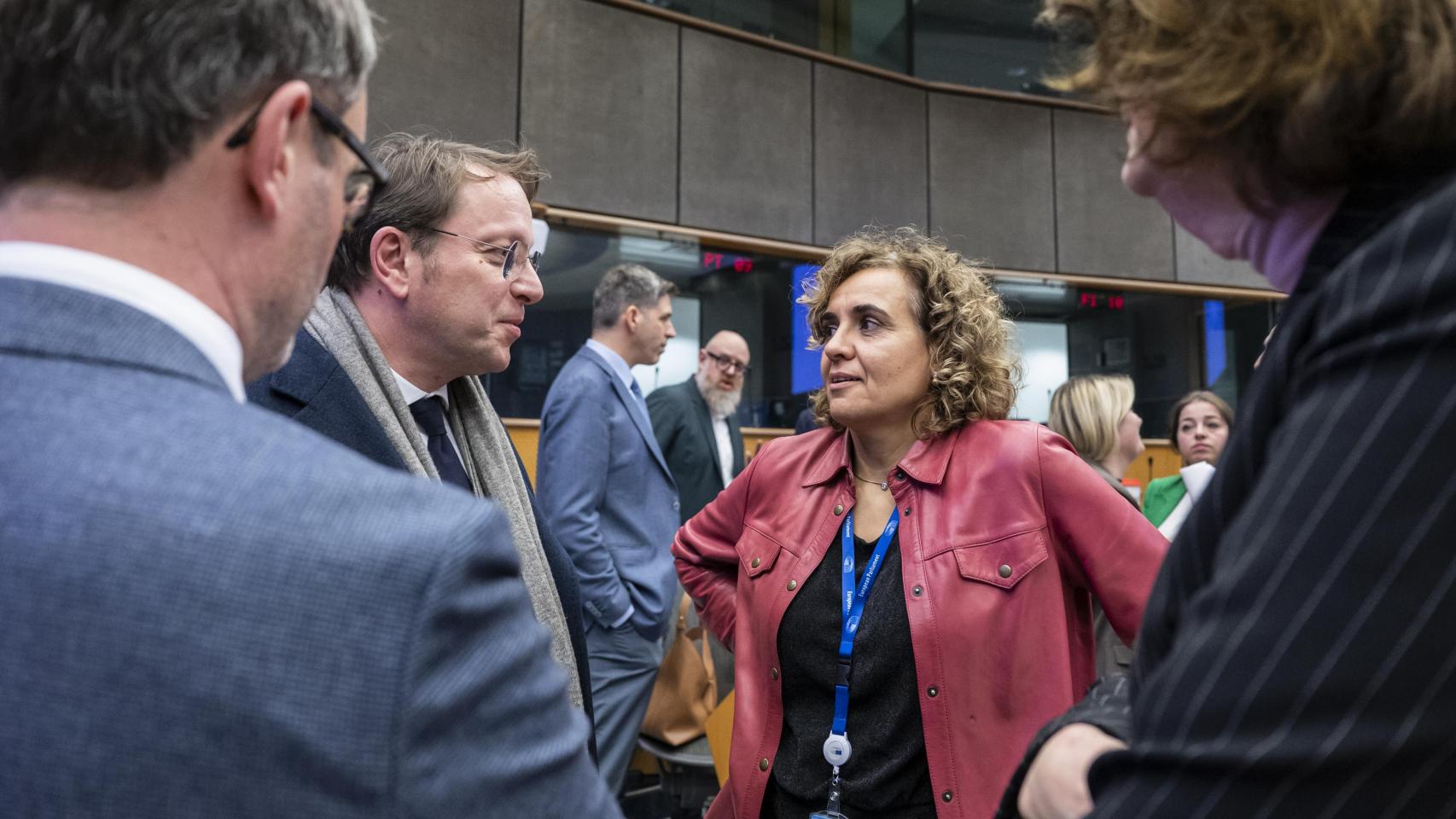 El comisario de Sanidad, Olivér Várhelyi, y la ponente de la Eurocámara, Dolors Montserrat, durante la negociación esta madrugada de la reforma farmacéutica