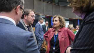 El comisario de Sanidad, Olivér Várhelyi, y la ponente de la Eurocámara, Dolors Montserrat, durante la negociación esta madrugada de la reforma farmacéutica