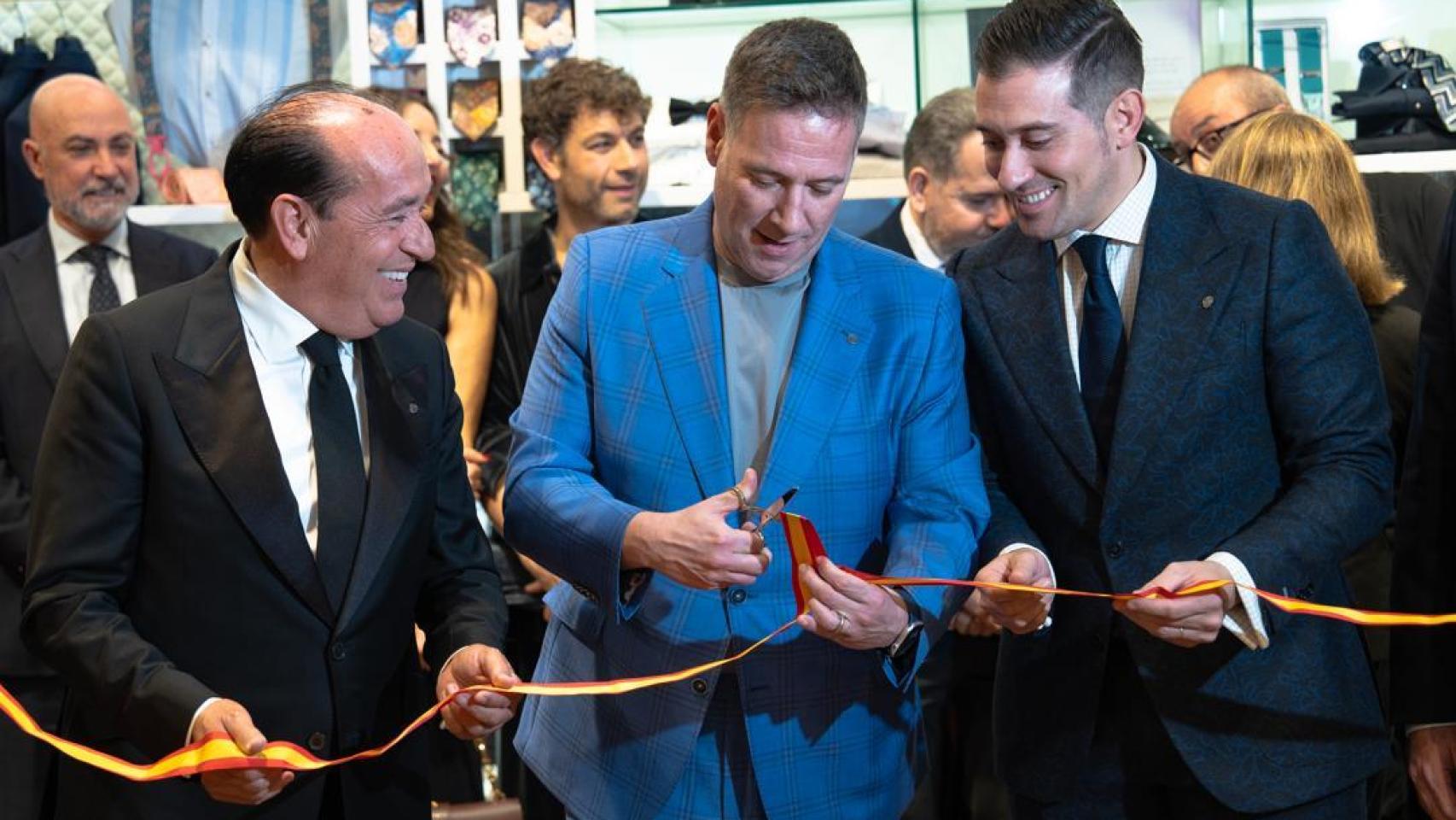 Miguel Ángel Ramiro, Carlos Latre y Félix Ramiro, de izquierda a derecha, en El Corte Inglés de Castellón.