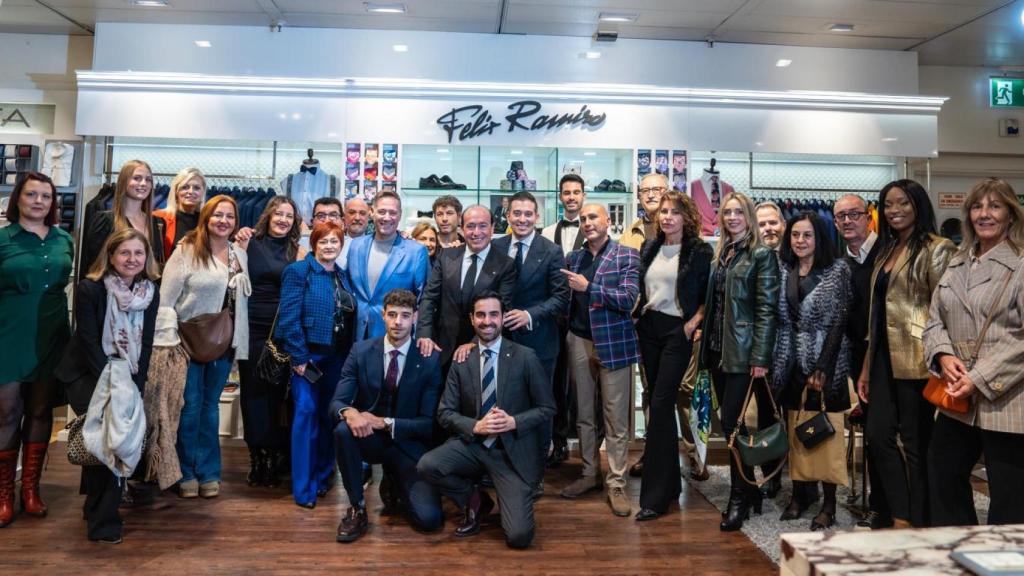 Clientes, amigos y seguidores de Félix Ramiro asistieron a la inauguración.