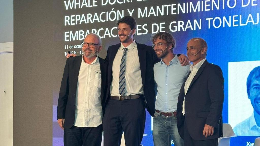 De izquierda a derecha: Joan Carbonell,responsable de soporte a la innovación y estrategia de negocio del Port de Barcelona; Sergi Riviera, CEO de Whale Dock; Xavier Gràcia, CTO de Whale Dock y Juan Vera, Executive Whale Dock, en la presentación del proyecto en el Salón Náutico del Puerto de Barcelona.