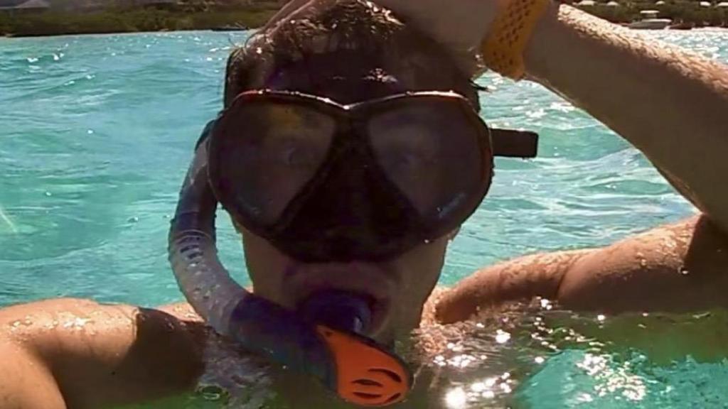 Chesco haciendo esnórquel.