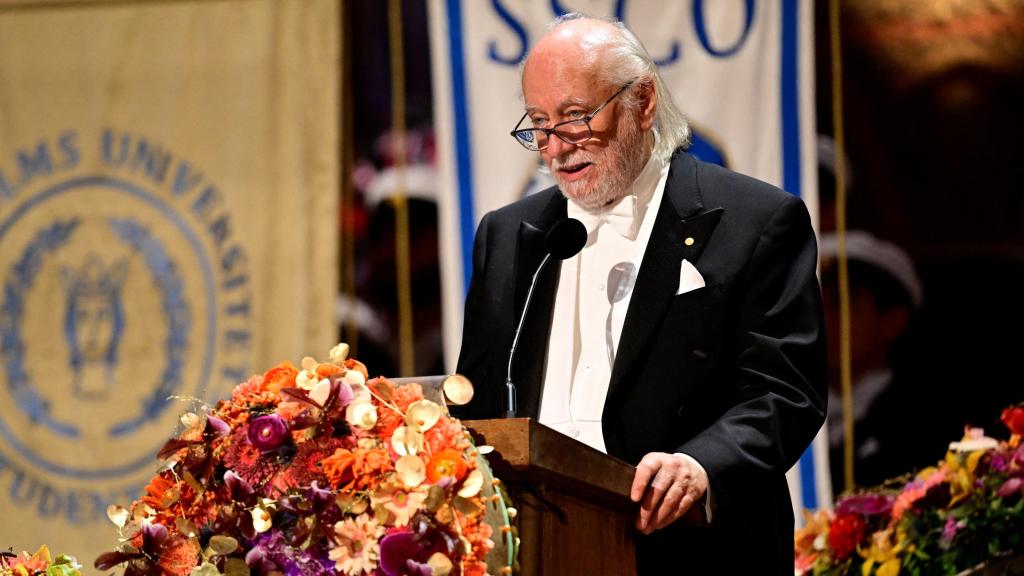 El Premio Nobel de Literatura László Krasznahorkai pronuncia su discurso durante el banquete de los Premios Nobel en el Ayuntamiento de Estocolmo, Suecia. Foto: Reuters
