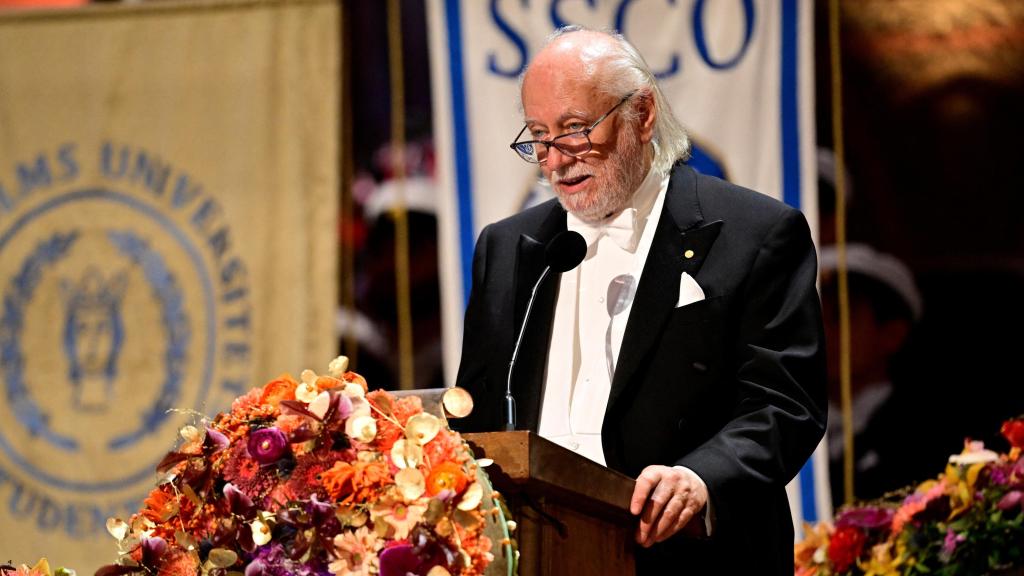 El Premio Nobel de Literatura László Krasznahorkai pronuncia su discurso durante el banquete de los Premios Nobel en el Ayuntamiento de Estocolmo, Suecia. Foto: Reuters