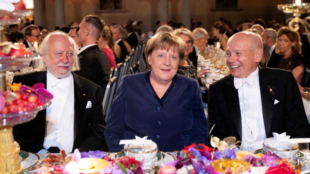 El premio Nobel de Literatura Laszlo Krasznahorkai, Angela Merkel y el premio Nobel de Economía Peter Howitt asisten al banquete del Nobel en el Ayuntamiento de Estocolmo, Suecia, el 10 de diciembre de 2025. Foto: Reuters