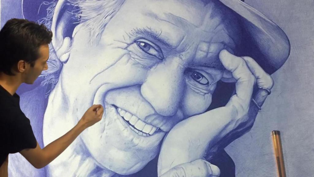 Enrique Gutiérrez con una de sus obras.