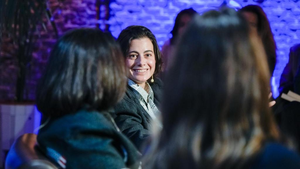 Emilia Landaluce, columnista en 'El Mundo' y autora, retratada en la conversación.