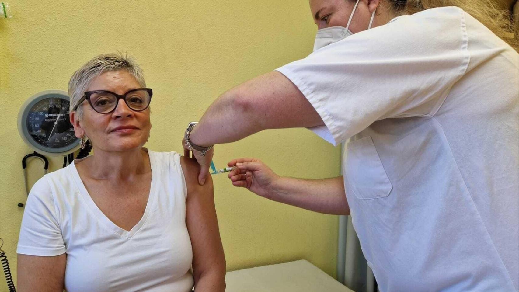 Una mujer se vacuna contra la gripe.