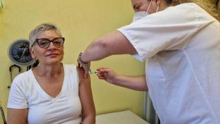 Una mujer se vacuna contra la gripe.