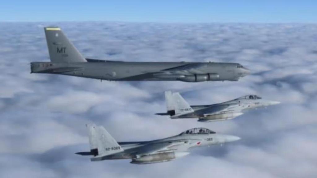 Bombarderos estadounidenses B-52 y cazas japoneses F-15 durante unas maniobras conjuntas