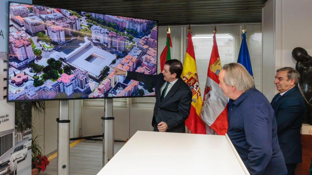 El presidente de la Junta, Alfonso Fernández Mañueco, señala el plano de la nueva estación