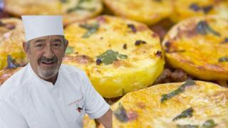 El chef Karlos Arguiñano junto a un plato de patatas a la importancia.