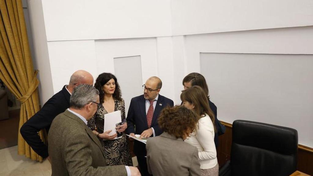Pablo Bellido, presidente de las Cortes de Castilla-La Mancha, junto a los miembros de la Mesa en el pleno de este jueves.
