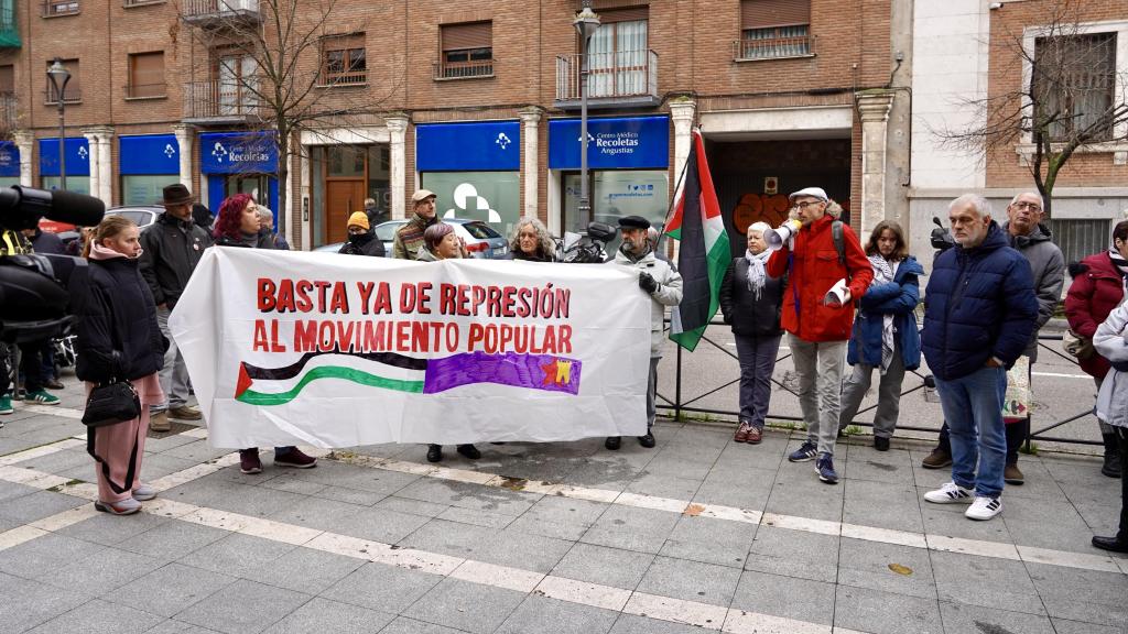 Manifestación en la puerta de los juzgados de Valladolid en solidaridad con los encausados por las protestas propalestinas de la Vuelta, este miércoles