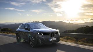 Vista tres cuartos delantera de la segunda generación del BMW iX3