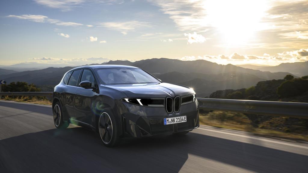 Vista tres cuartos delantera de la segunda generación del BMW iX3