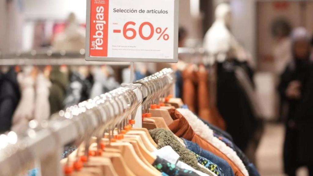 Un cartel de rebajas en una tienda de ropa.