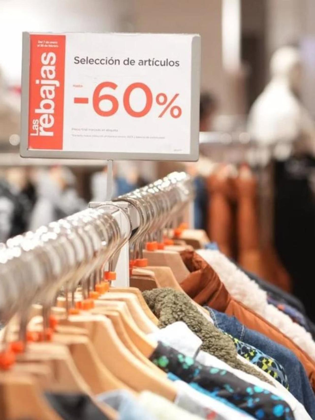 Un cartel de rebajas en una tienda de ropa.