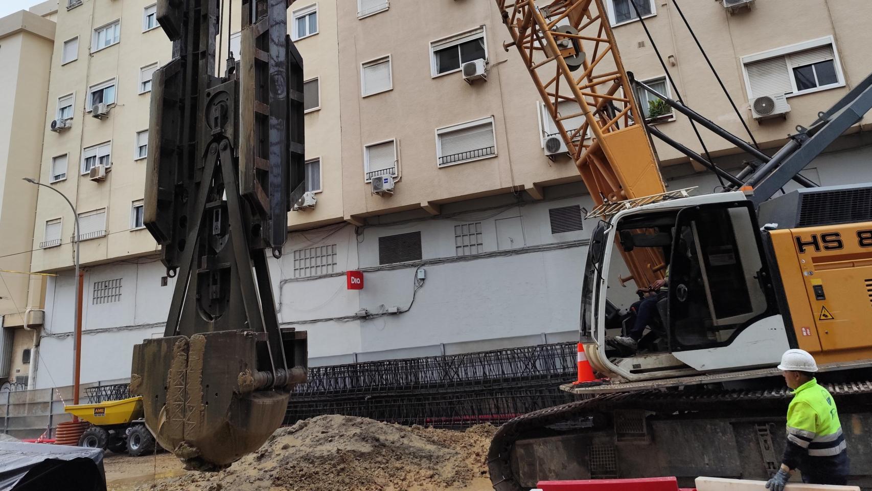 Imagen de una máquina pantalladora trabajando en la construcción del Metro de Málaga en la calle Santa Elena.