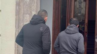 Dos personas entran al edificio que incluye las oficinas de Forestalia