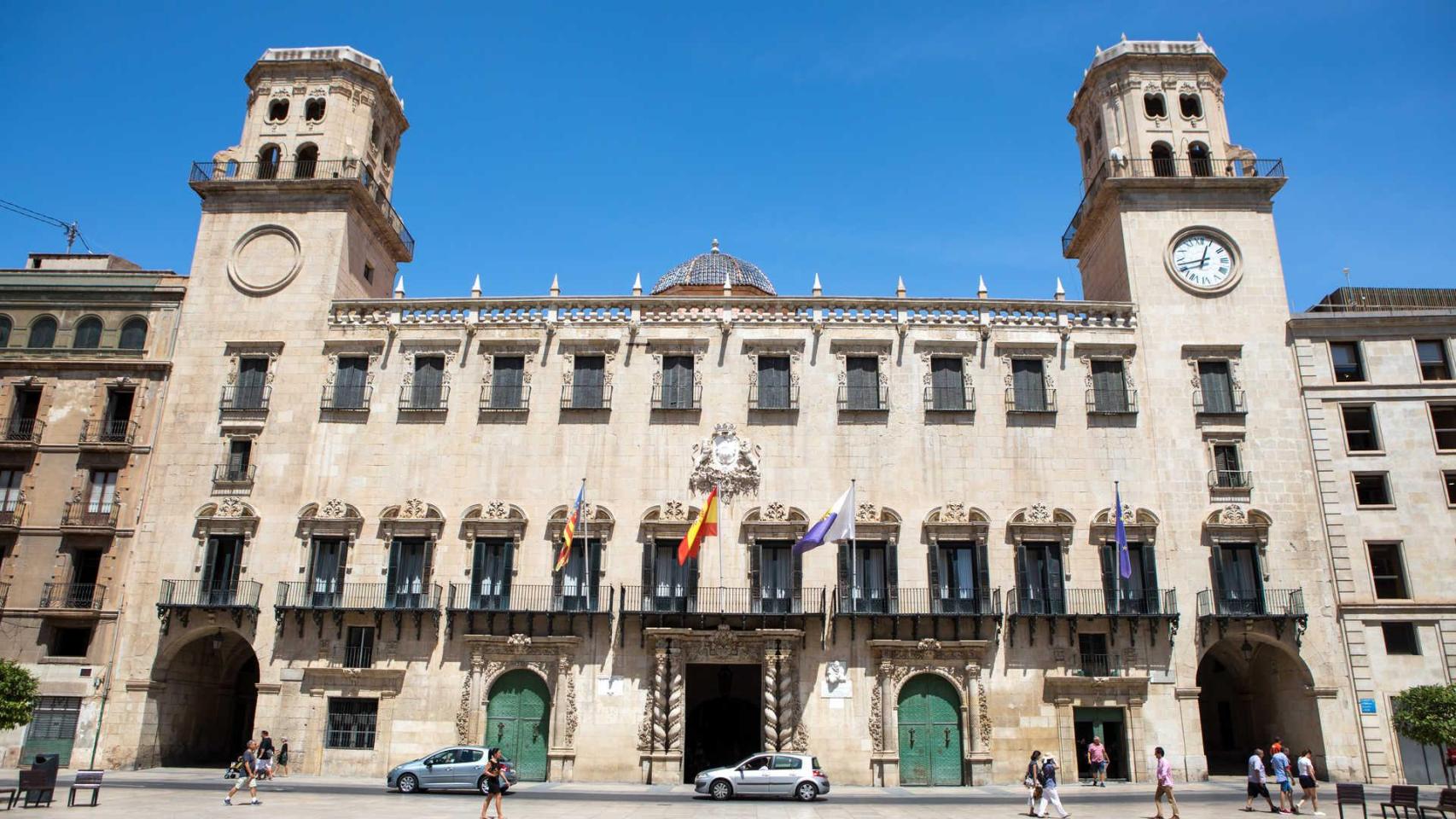 La fachada del Ayuntamiento de Alicante.
