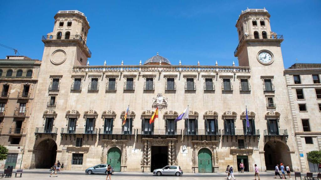 La fachada del Ayuntamiento de Alicante.
