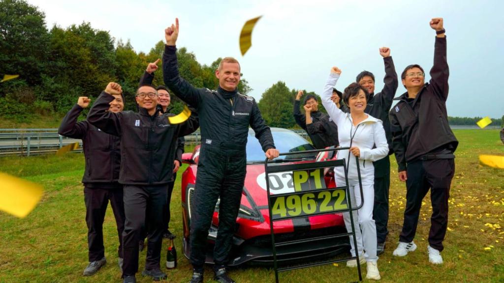 El YANGWANG U9 Xtreme (U9X) alcanzó los 496,22 km/h en el circuito ATP de Papenburg (Alemania) convirtiéndose en el coche de serie más rápido del mundo.