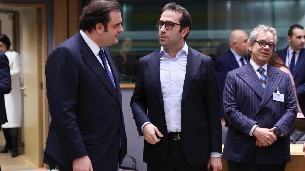 El ministro de Economía, Carlos Cuerpo, conversa con su homólogo griego durante la reunión de este jueves en Bruselas