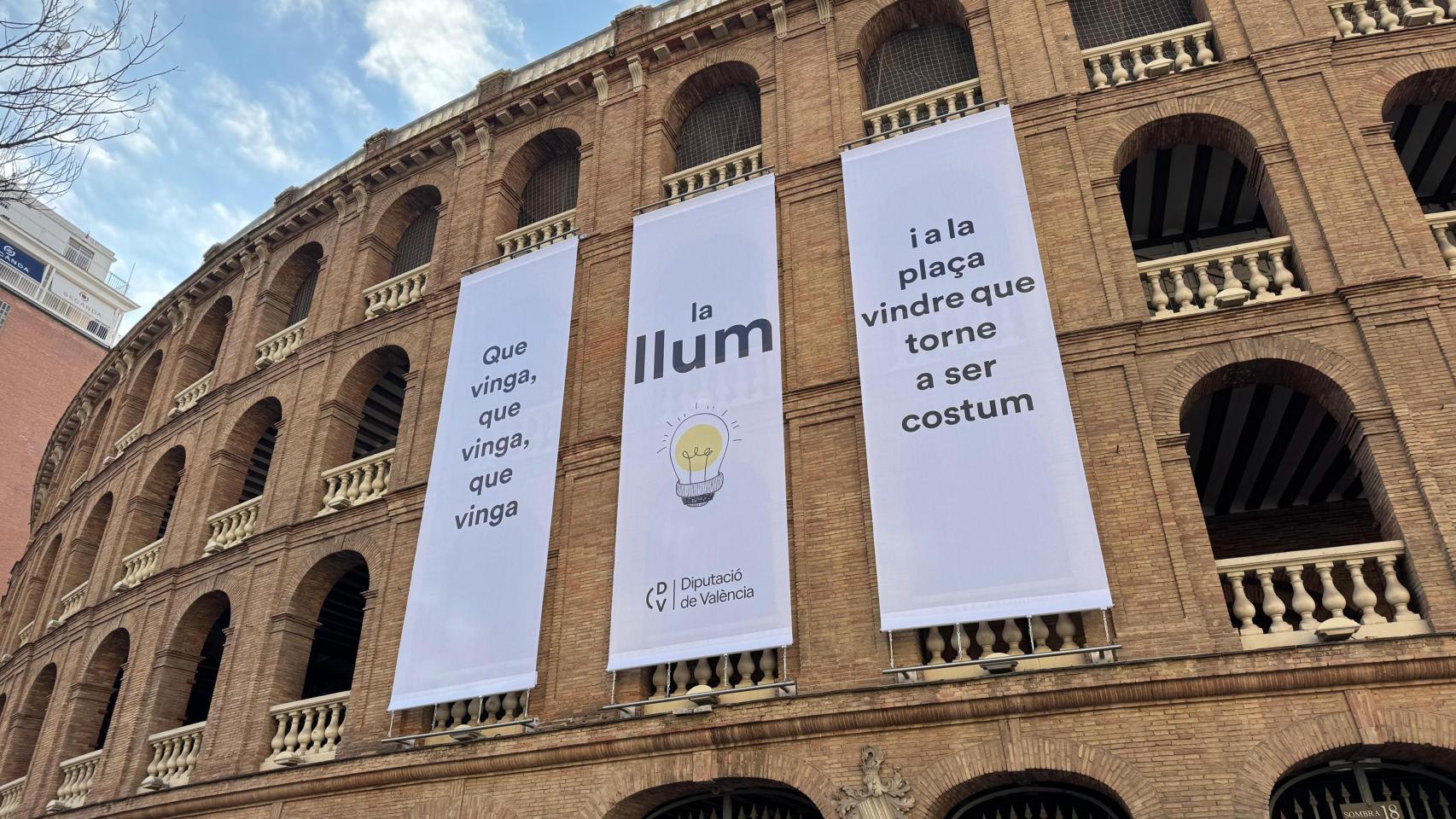 La Diputación revela el mensaje final de su controvertida lona en Valencia. EE