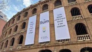 La Diputación revela el mensaje final de su controvertida lona en Valencia. EE
