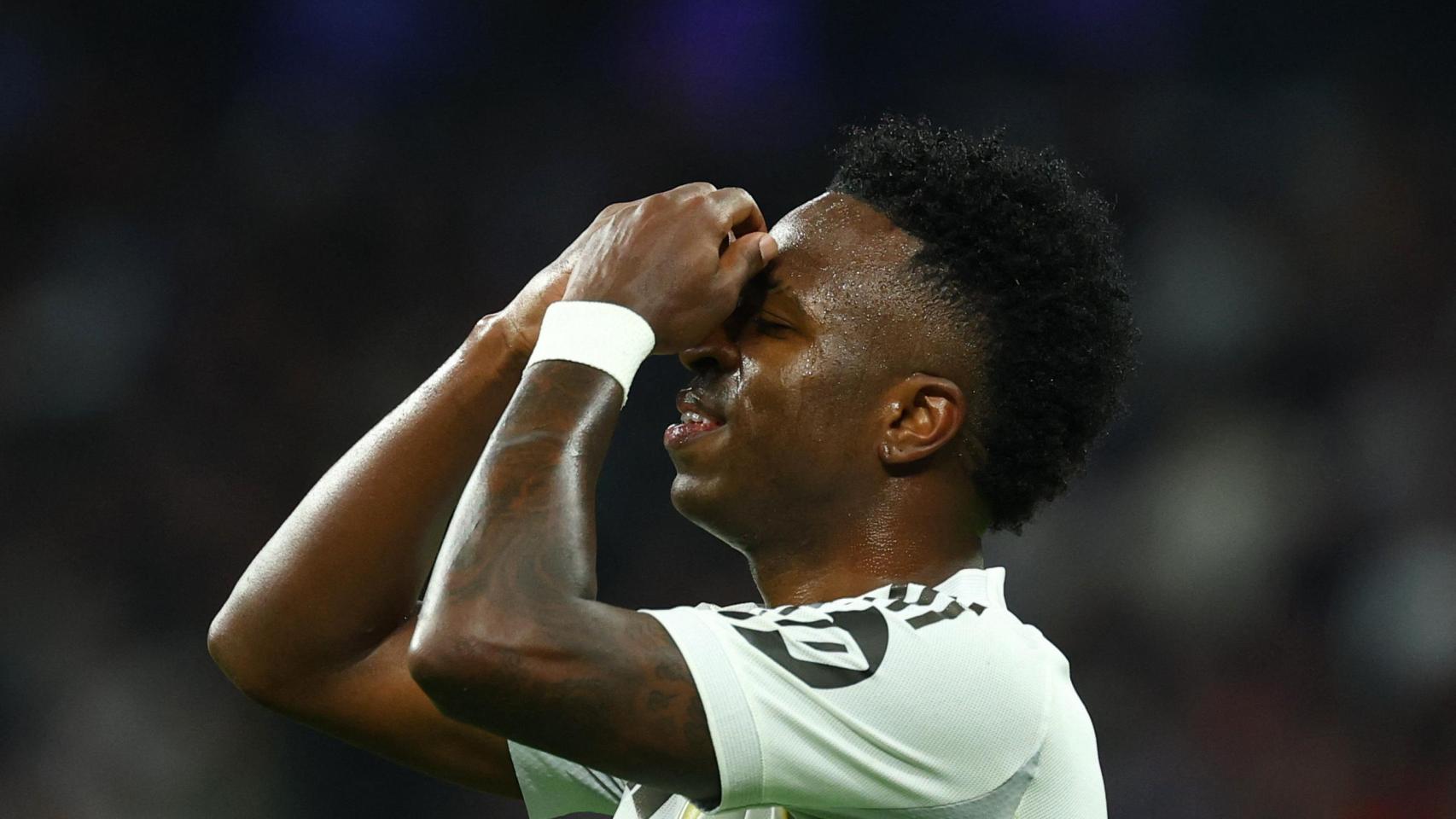 Vinicius se lamenta durante el partido contra el Manchester City.