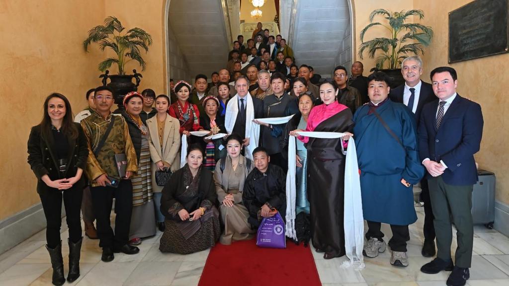 Carlos García Carbayo con los miembros de la Asociación de Comercio Exterior y Economía de la Región Autónoma del Tíbet